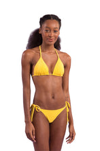 Carica l'immagine nel visualizzatore di Gallery, Model Front: Rio De Sol Reggiseno Top Malibu-Yellow Tri-Inv