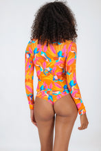 Carica l'immagine nel visualizzatore di Gallery, Model Back: Rio De Sol Reggiseno Top Orange-Bloom Rash-Guard