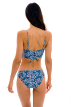 Carica l'immagine nel visualizzatore di Gallery, Model Back: Rio De Sol Reggiseno Top Palms-Blue Balconet-Anna