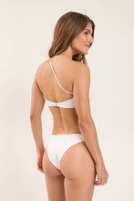 Carica l'immagine nel visualizzatore di Gallery, Model Back: Rio De Sol Reggiseno Top Sand-White Kora