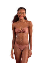 Carica l'immagine nel visualizzatore di Gallery, Model Front: Rio De Sol Reggiseno Top Shimmer-Copper Bandeau-Joy