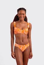 Carica l'immagine nel visualizzatore di Gallery, Model Front: Rio De Sol Reggiseno Top Trail-Orange Amelia