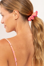 Carica l'immagine nel visualizzatore di Gallery, Model Front: Rio De Sol Accessori Per Capelli Solea Scrunchie
