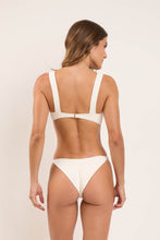 Carica l'immagine nel visualizzatore di Gallery, Model Back: Rio De Sol Slip Bottom Sand-Chantilly Cheeky-Fixa
