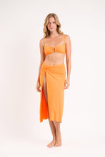 Carica l'immagine nel visualizzatore di Gallery, Model Front: Rio De Sol Gonna Da Spiaggia Bio-Laranjada Long Skirt Knot
