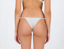 Carica l'immagine nel visualizzatore di Gallery, Model Back: Rio De Sol Slip Bottom Shimmer-White California
