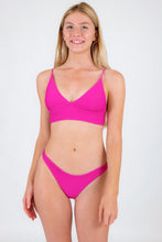 Carica l'immagine nel visualizzatore di Gallery, Model Front: Rio De Sol Reggiseno Top Cotele-Amaranto Tri-Tank
