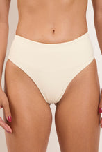 Carica l'immagine nel visualizzatore di Gallery, Gallery: Rio De Sol Slip Bottom Off-White Hotpants
