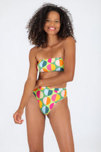 Carica l'immagine nel visualizzatore di Gallery, Model Front: Rio De Sol Completo Set Garden-City Bandeau-Reto Hotpant-Cos
