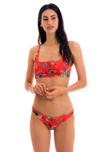Carica l'immagine nel visualizzatore di Gallery, Model Front: Rio De Sol Completo Set Wildflowers Bra-Sport Lisboa
