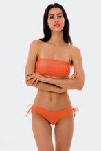 Carica l'immagine nel visualizzatore di Gallery, Model Front: Rio De Sol Reggiseno Top Light-Peach Bandeau-Reto
