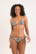 Carica l'immagine nel visualizzatore di Gallery, Model Front: Rio De Sol Slip Bottom Wild-Black Lacinho
