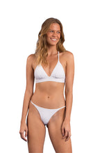 Carica l'immagine nel visualizzatore di Gallery, Model Front: Rio De Sol Reggiseno Top Bora-White Tri-Cos
