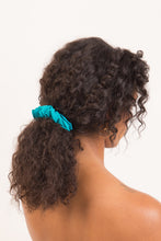 Carica l'immagine nel visualizzatore di Gallery, Model Front: Rio De Sol Accessori Per Capelli Malibu-Atol Scrunchie
