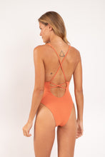 Carica l'immagine nel visualizzatore di Gallery, Model Back: Rio De Sol Intero Sand-Argila Sunny
