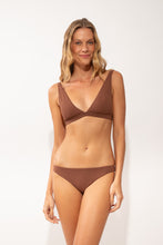 Carica l'immagine nel visualizzatore di Gallery, Model Front: Rio De Sol Reggiseno Top Sand-Cappuccino Alba

