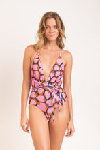 Carica l'immagine nel visualizzatore di Gallery, Model Front: Rio De Sol Intero Amore-Pink New Vegas
