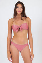Carica l'immagine nel visualizzatore di Gallery, Model Front: Rio De Sol Reggiseno Top Shimmer-Confetti Bandeau-Knot

