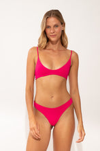 Carica l'immagine nel visualizzatore di Gallery, Model Front: Wednesday In Hawaii By Rio De Sol Slip Bottom Guava Sunset
