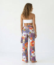 Carica l'immagine nel visualizzatore di Gallery, Model Back: Rio De Sol Pantaloni Da Spiaggia Garden-Flower Pants Knot
