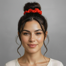 Carica l'immagine nel visualizzatore di Gallery, Model Front: Rio De Sol Accessori Per Capelli Rouge Scrunchie
