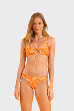 Carica l'immagine nel visualizzatore di Gallery, Model Front: Rio De Sol Completo Set Trail-Orange Tank-Tie Essential-Comfy
