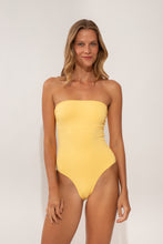 Carica l'immagine nel visualizzatore di Gallery, Model Front: Wednesday In Hawaii By Rio De Sol Intero Lilikoi Aloha
