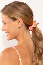 Carica l'immagine nel visualizzatore di Gallery, Model Front: Rio De Sol Accessori Per Capelli Ditsy-Butter Scrunchie
