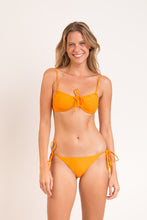 Carica l'immagine nel visualizzatore di Gallery, Model Front: Rio De Sol Reggiseno Top Dots-Mango Balconet-Tie
