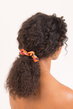 Carica l'immagine nel visualizzatore di Gallery, Model Front: Rio De Sol Accessori Per Capelli Love-Trip Scrunchie
