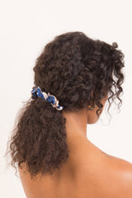 Carica l'immagine nel visualizzatore di Gallery, Model Front: Rio De Sol Accessori Per Capelli Pottery Scrunchie
