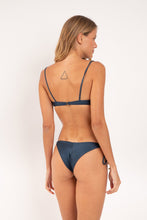 Carica l'immagine nel visualizzatore di Gallery, Model Back: Rio De Sol Completo Set Shimmer-Shark Balconet-Tie Cheeky-Tie-Gold
