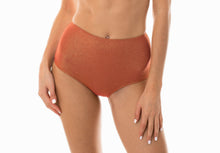 Carica l'immagine nel visualizzatore di Gallery, Model Front: Rio De Sol Slip Calcinha Radiante Canela Hot Pant
