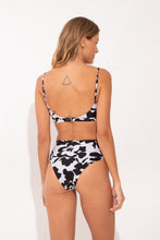 Carica l'immagine nel visualizzatore di Gallery, Model Back: Rio De Sol Slip Bottom Poppy Hotpants
