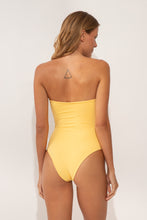 Carica l'immagine nel visualizzatore di Gallery, Model Back: Wednesday In Hawaii By Rio De Sol Intero Lilikoi Aloha
