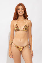 Carica l'immagine nel visualizzatore di Gallery, Model Front: Rio De Sol Slip Bottom Yellow-Feline Lacinho
