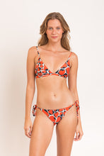 Carica l'immagine nel visualizzatore di Gallery, Model Front: Rio De Sol Completo Set Amore-Red Tri-Fixo Ibiza-Comfy

