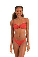 Carica l'immagine nel visualizzatore di Gallery, Model Front: Rio De Sol Reggiseno Top Malibu-Chili Bandeau-Duo
