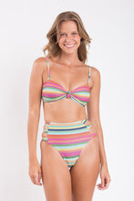 Carica l'immagine nel visualizzatore di Gallery, Model Front: Rio De Sol Completo Set Supercolor Bandeau-Joy Highwaist-Spin
