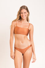 Carica l'immagine nel visualizzatore di Gallery, Model Front: Rio De Sol Completo Set Nocciola Bandeau-Reto High-Leg
