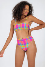 Carica l'immagine nel visualizzatore di Gallery, Model Front: Rio De Sol Completo Set Tulip-Garden Bandeau-Reto Hotpant-Cos
