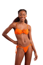 Carica l'immagine nel visualizzatore di Gallery, Model Front: Rio De Sol Reggiseno Top Dots-Orange Balconet-Tie
