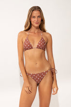 Carica l'immagine nel visualizzatore di Gallery, Model Front: Wednesday In Hawaii By Rio De Sol Reggiseno Top Kiko-Coco Kauai

