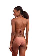 Carica l'immagine nel visualizzatore di Gallery, Model Back: Rio De Sol Slip Bottom Shimmer-Copper Ibiza-Comfy
