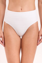 Carica l'immagine nel visualizzatore di Gallery, Gallery: Rio De Sol Slip Bottom Memphis-White Hotpants
