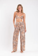 Carica l'immagine nel visualizzatore di Gallery, Model Front: Rio De Sol Pantaloni Da Spiaggia Leopard Wide Pants
