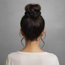 Carica l'immagine nel visualizzatore di Gallery, Model Back: Rio De Sol Accessori Per Capelli Nero Scrunchie
