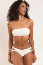 Carica l'immagine nel visualizzatore di Gallery, Model Front: Rio De Sol Reggiseno Top Off-White Bandeau-Reto
