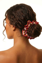 Carica l'immagine nel visualizzatore di Gallery, Model Front: Rio De Sol Accessori Per Capelli Floral-Scales Scrunchie
