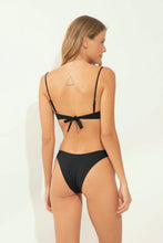 Carica l'immagine nel visualizzatore di Gallery, Model Back: Wednesday In Hawaii By Rio De Sol Reggiseno Top Lava Shell
